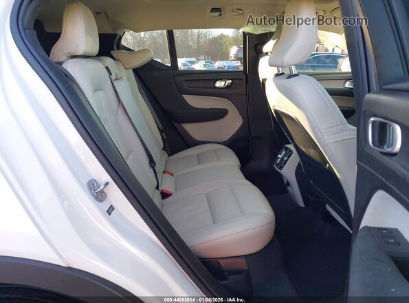 YV4L12UW8P2081071 2023 VOLVO XC40 White VIN კოდის სტიკერის ხედი