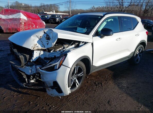 YV4L12UW8P2081071 2023 VOLVO XC40 White წინა ხედი