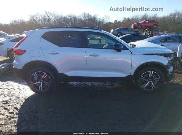 YV4L12UW8P2081071 2023 VOLVO XC40 White უკანა სალონის ხედი
