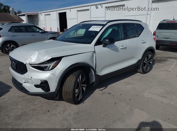 YV4L12UW8P2972218 2023 VOLVO XC40 White Vista tres cuartos delantera izquierda