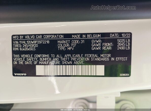 YV4L12UW8P2972218 2023 VOLVO XC40 White Vista del compartimento del motor