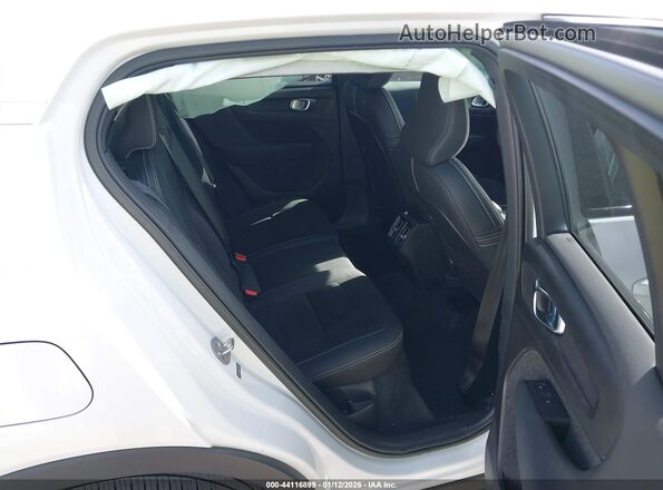 YV4L12UW8P2972218 2023 VOLVO XC40 White Vista de la etiqueta del VIN
