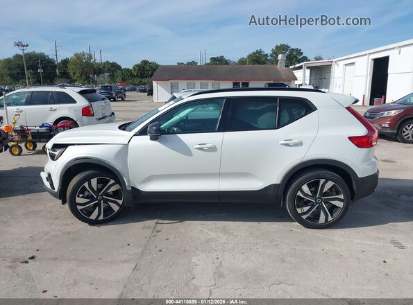 YV4L12UW8P2972218 2023 VOLVO XC40 White Vista interior de 360 grados