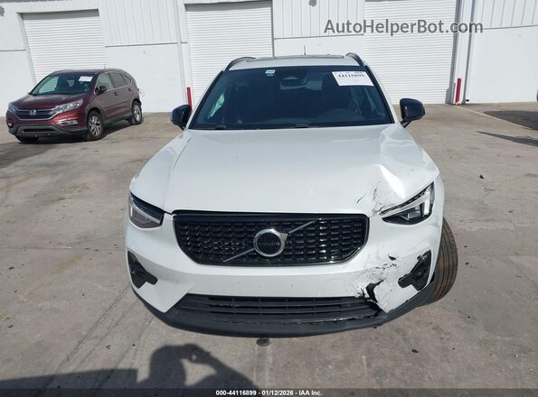 YV4L12UW8P2972218 2023 VOLVO XC40 White Vista del cuadro de instrumentos