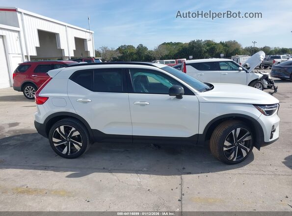 YV4L12UW8P2972218 2023 VOLVO XC40 White Vista interior trasera