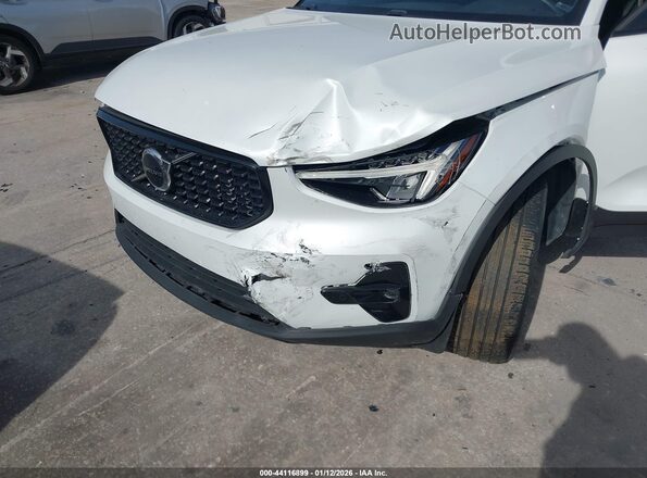 YV4L12UW8P2972218 2023 VOLVO XC40 White Vista frontal