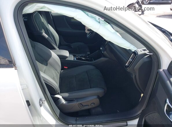 YV4L12UW8P2972218 2023 VOLVO XC40 White Vista interior delantera