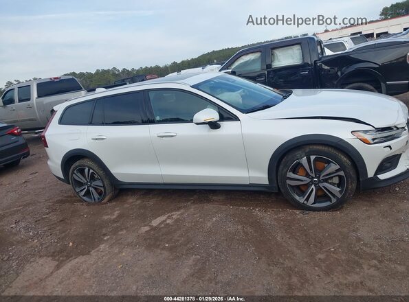 YV4L12WK7S2146835 2025 VOLVO V60 CROSS COUNTRY White Widok wnętrza z tyłu