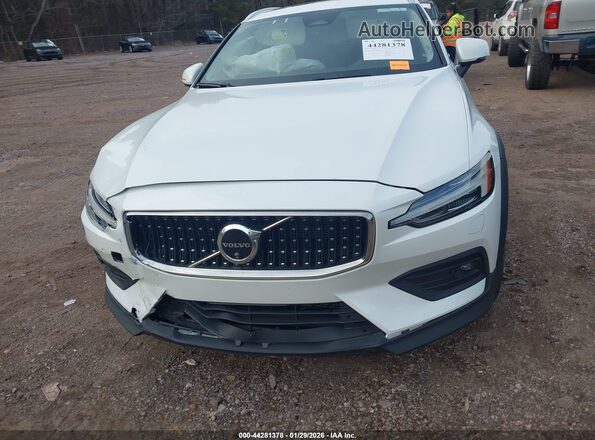 YV4L12WK7S2146835 2025 VOLVO V60 CROSS COUNTRY White Widok zestawu wskaźników