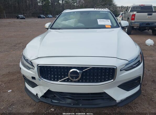 YV4L12WK7S2146835 2025 VOLVO V60 CROSS COUNTRY White Widok z przodu