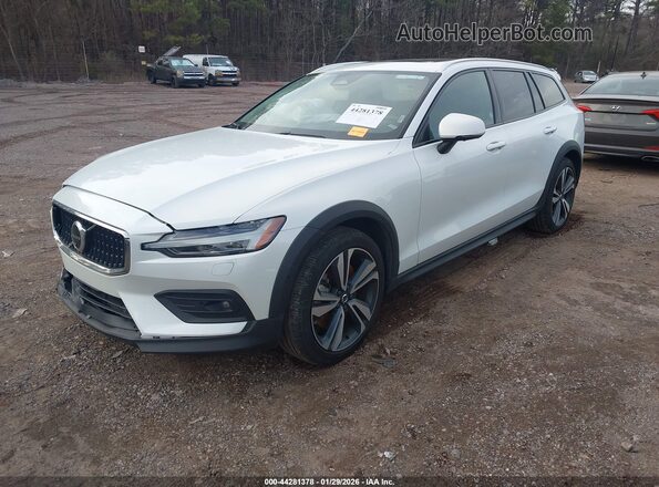 YV4L12WK7S2146835 2025 VOLVO V60 CROSS COUNTRY White Przód lewy