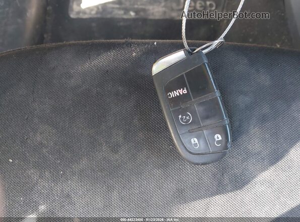 ZACCJABB7JPH68472 2018 JEEP RENEGADE Желтый Вид панели приборов