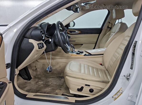 ZARFAECN2H7550790 2017 ALFA ROMEO GIULIA White Widok wnętrza z przodu