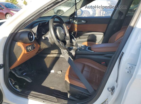 ZARFAMAN6M7648440 2021 ALFA ROMEO GIULIA White Front interior view