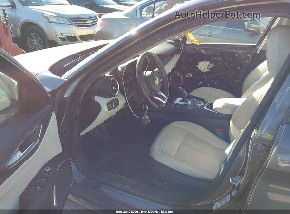 ZARFAMAN9L7635681 2020 ALFA ROMEO GIULIA Gray Widok wnętrza z przodu