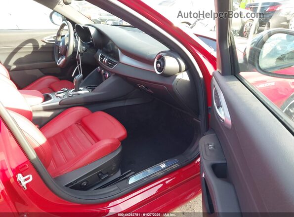 ZARFAMBN3P7676280 2023 ALFA ROMEO GIULIA Red Widok wnętrza z przodu
