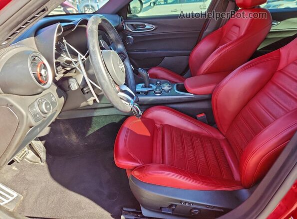 ZARFAMBN5N7660501 2022 ALFA ROMEO GIULIA Red Widok wnętrza z przodu