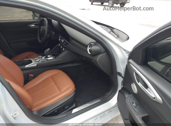 ZARFAMBN6R7680536 2024 ALFA ROMEO GIULIA Gray Widok wnętrza z przodu