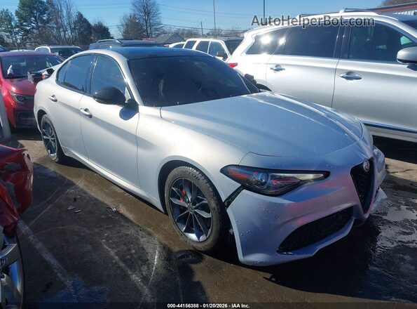 ZARFAMBN8M7647580 2021 ALFA ROMEO GIULIA Silver Widok wnętrza z tyłu