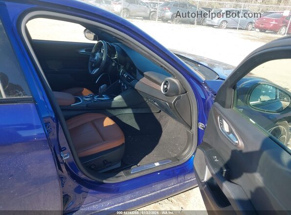 ZARFAMBN9N7662560 2022 ALFA ROMEO GIULIA Синий Вид салона спереди
