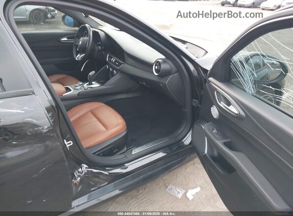 ZARFANBN2N7652801 2022 ALFA ROMEO GIULIA Black Widok wnętrza z przodu