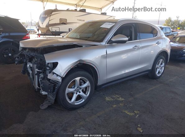 ZASFAKAN3J7C24067 2018 ALFA ROMEO STELVIO Silver Առջևի ձախ երեք քառորդ տեսարան