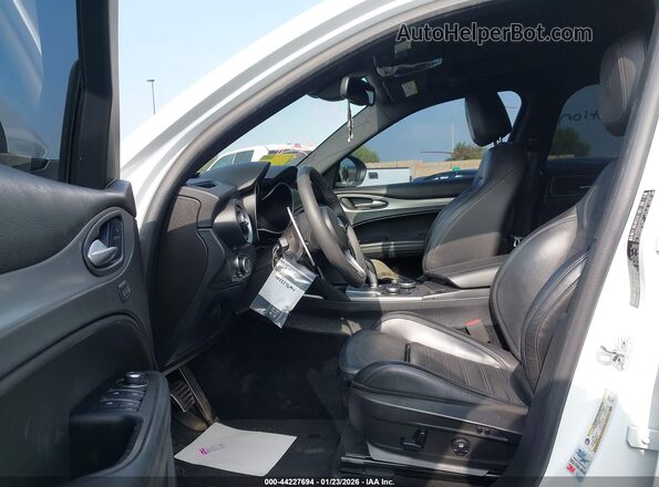 ZASPAKBN1K7C40661 2019 ALFA ROMEO STELVIO White წინა სალონის ხედი