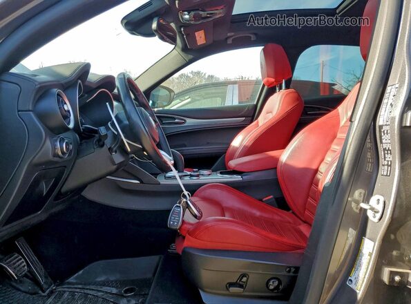 ZASPAKBNXN7D48216 2022 ALFA ROMEO STELVIO Gray Widok wnętrza z przodu