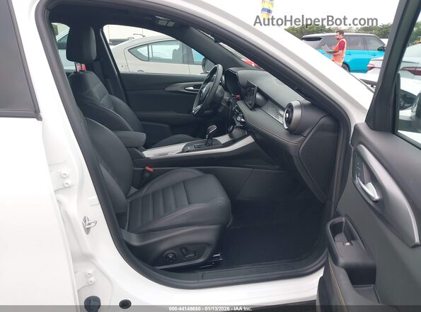 ZASPATAW6S3089658 2025 ALFA ROMEO OTHER White Front interior view