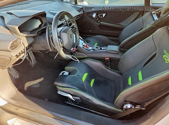 ZHWUF5ZF3MLA17040 2021 LAMBORGHINI HURACAN Белый Вид салона спереди