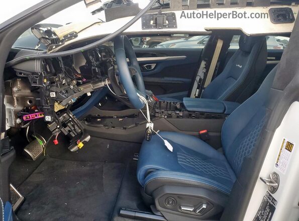 ZPBUB3ZL9RLA32282 2024 LAMBORGHINI URUS Белый Вид салона спереди
