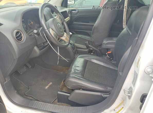 1C4NJCBB2GD726979 2016 JEEP COMPASS Белый Вид салона спереди