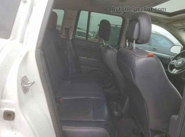 1C4NJCBB2GD726979 2016 JEEP COMPASS Белый Вид задней части салона