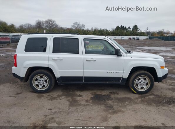 1C4NJPBA5GD688629 2016 JEEP PATRIOT White Вид задньої частини салону