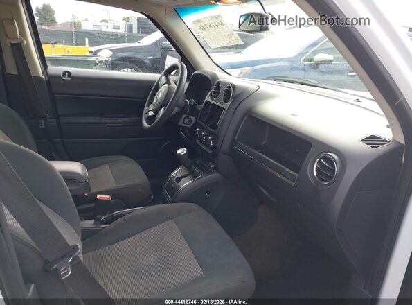 1C4NJPBA7HD125082 2017 JEEP PATRIOT White Вид салону спереду