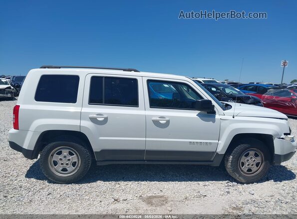 1C4NJPBA8HD119386 2017 JEEP PATRIOT White Rear interior view