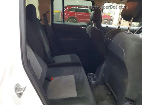 1C4NJRBB3HD212577 2017 JEEP PATRIOT Белый Вид задней части салона