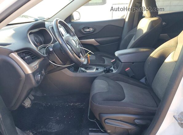 1C4PJLAB7HW613965 2017 JEEP CHEROKEE White Widok wnętrza z przodu