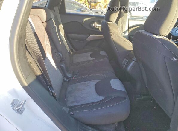 1C4PJLAB7HW613965 2017 JEEP CHEROKEE White Widok wnętrza z tyłu