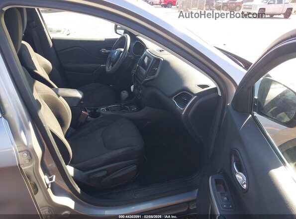 1C4PJLCBXKD341007 2019 JEEP CHEROKEE Silver Սալոնի դիմացի տեսք