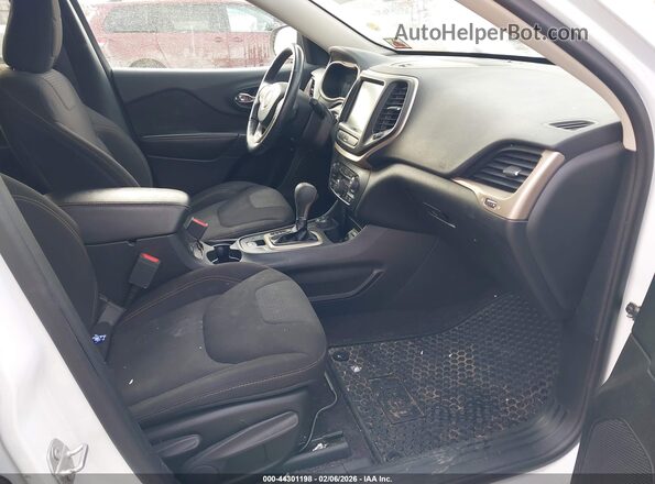 1C4PJMCB8GW340553 2016 JEEP CHEROKEE White Front interior view