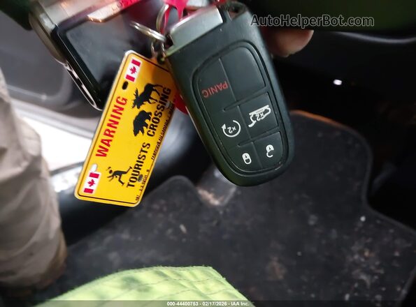 1C4PJMDX1KD355491 2019 JEEP CHEROKEE Silver Widok deski rozdzielczej
