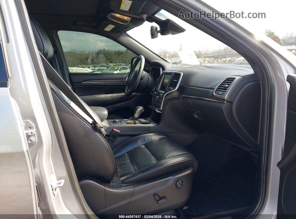 1C4RJFCT8JC403074 2018 JEEP GRAND CHEROKEE Серебряный Вид салона спереди