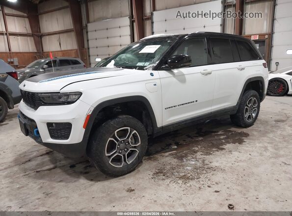 1C4RJYC65P8807631 2023 JEEP GRAND CHEROKEE 4XE White წინა მარცხენა ხედი სამი მეოთხედიდან