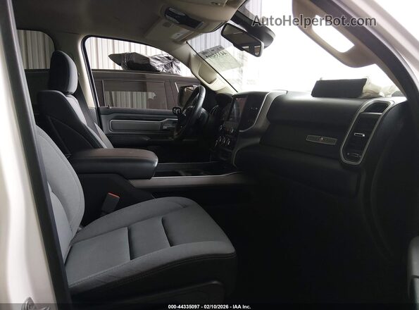 1C6SRFBTXKN602541 2019 RAM 1500 White Widok wnętrza z przodu