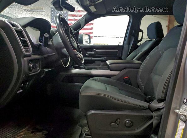 1C6SRFFT4PN685563 2023 RAM 1500 Серебряный Вид салона спереди