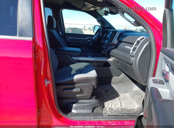 1C6SRFFTXPN604758 2023 RAM 1500 Red Widok wnętrza z przodu