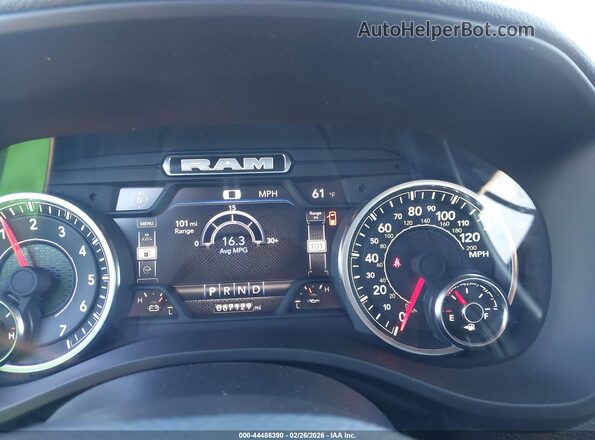 1C6SRFFTXPN604758 2023 RAM 1500 Red Widok tylnych siedzeń