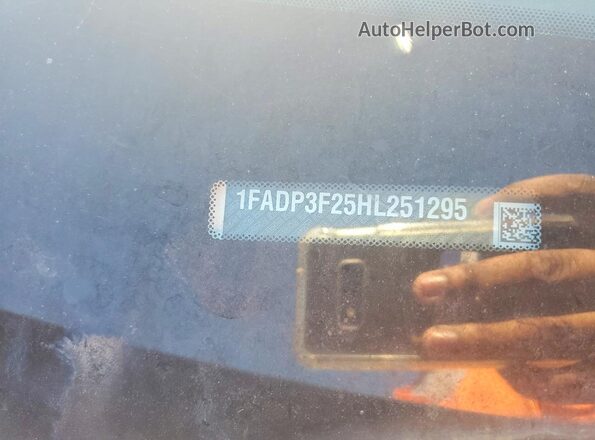 1FADP3F25HL251295 2017 FORD FOCUS White Vista del compartimento del motor