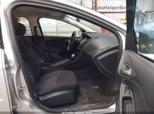 1FADP3F27HL288414 2017 FORD FOCUS Серебряный Вид салона спереди